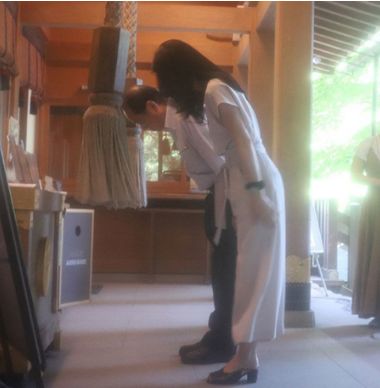 安倍心腹被曝与女官员公费婚外情 女方:他是老