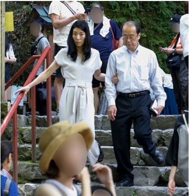 安倍心腹被曝与女官员公费婚外情 女方:他是老