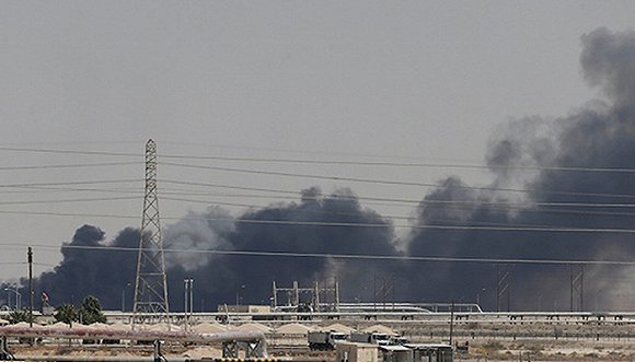  2019年9月14日，沙特阿拉伯布盖格，沙特阿美石油公司的部分设施发生爆炸和火灾。来源：视觉中国