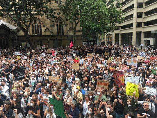  悉尼街头的抗议人群