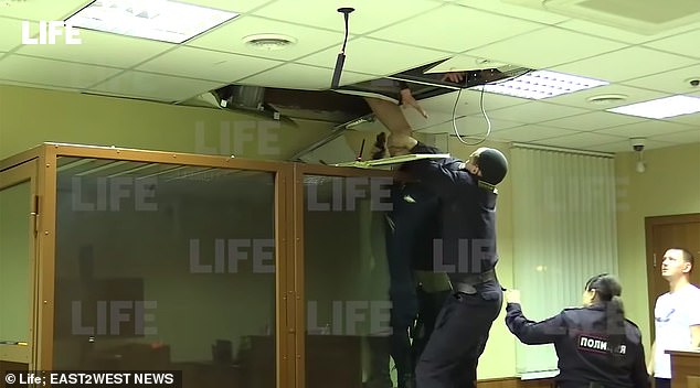 涉嫌杀亲姐 俄少年想从天花板逃跑警察一电棍制