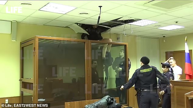 涉嫌杀亲姐 俄少年想从天花板逃跑警察一电棍制
