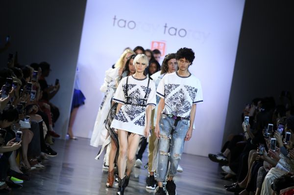 今年9月11日，中国设计师王陶的年轻线品牌Taoray Taoray时装亮相2020纽约春夏时装周。（新华社）