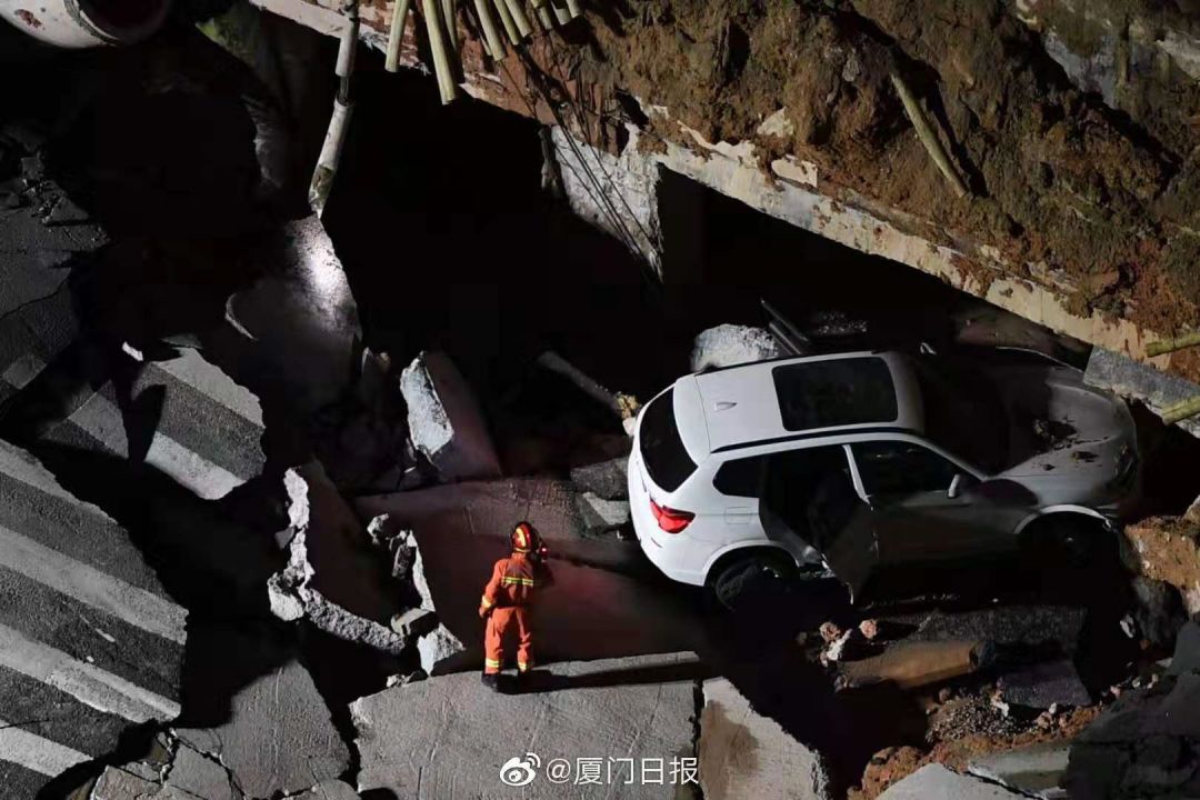 厦门城区发生地陷现场图曝光多人被困 厦门地铁吕厝路口路面塌陷原因最新消息 水管破裂地铁站被淹
