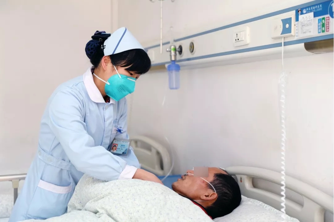 湖南省胸科医院医护人员为患者做治疗 本文图片均来自“湖南省胸科医院”微信公众号