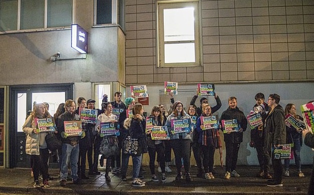 有不少学生涌上街头,抗议选票造假的行为。(图源:《每日邮报》)