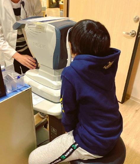 陈若仪晒母子四人合照，久未露面的Kimi到妈妈肩部，四口温馨有爱