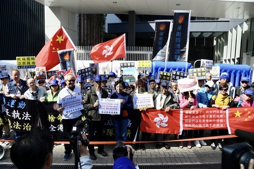 香港市民全力支持警察加薪：他们实在太辛苦