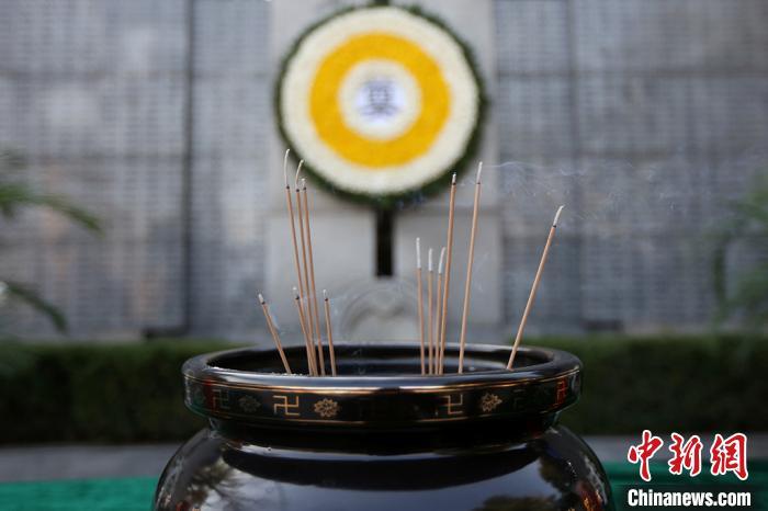 南京大屠杀死难者家庭祭告悼念逝者。　泱波 摄