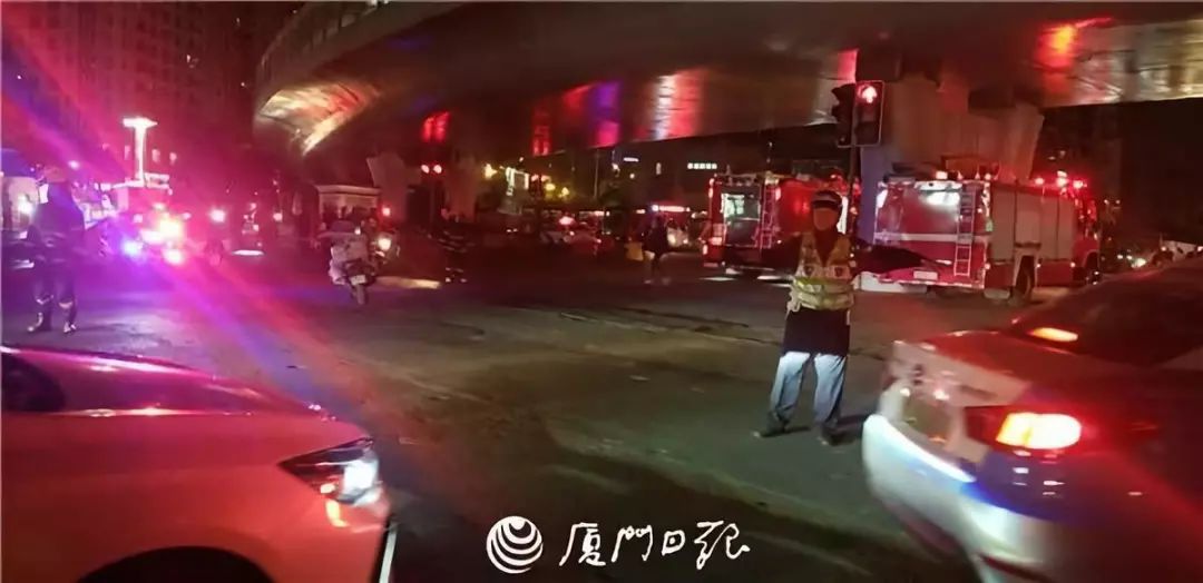 厦门城区发生地陷现场图曝光多人被困 厦门地铁吕厝路口路面塌陷原因最新消息 水管破裂地铁站被淹
