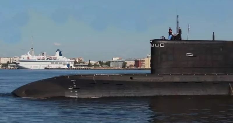 缅甸心真大,买31年艇龄的印度破旧潜艇,抗衡孟泰海军中国造潜艇