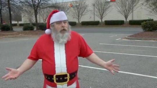 美国一男子因长得太像圣诞老人被赶出商场(图