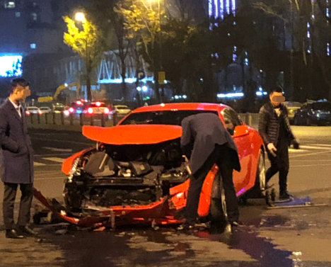 大众撞废法拉利没买商业险需赔200万？媒体辟谣