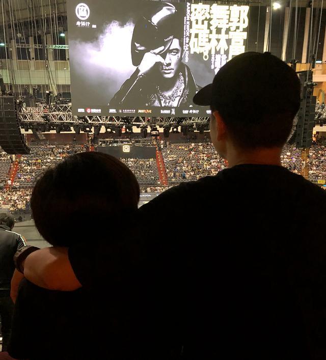 陈若仪晒母子四人合照，久未露面的Kimi到妈妈肩部，四口温馨有爱