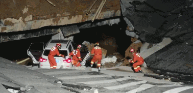 厦门城区发生地陷现场图曝光多人被困 厦门地铁吕厝路口路面塌陷原因最新消息 水管破裂地铁站被淹