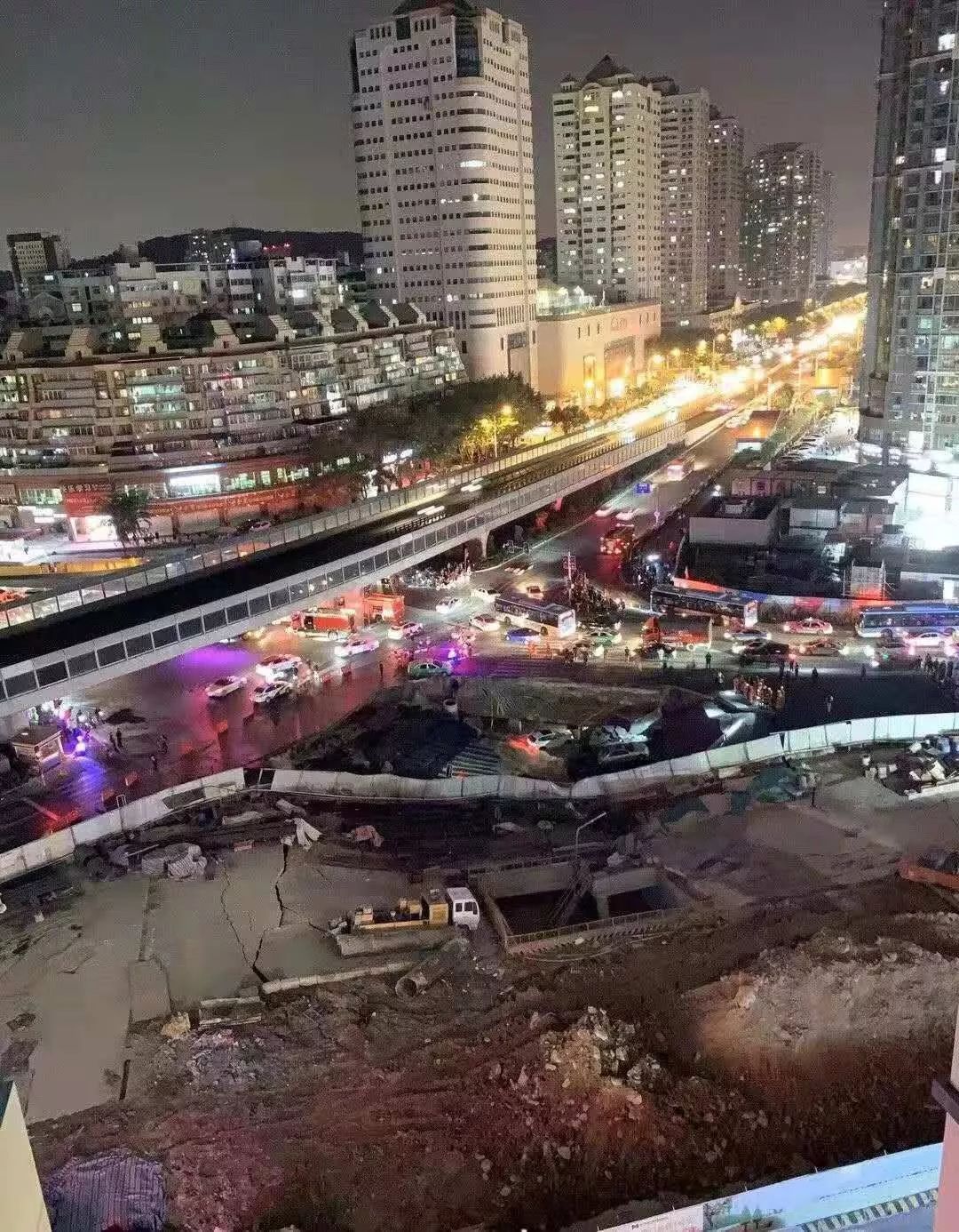 厦门城区发生地陷现场图曝光多人被困 厦门地铁吕厝路口路面塌陷原因最新消息 水管破裂地铁站被淹