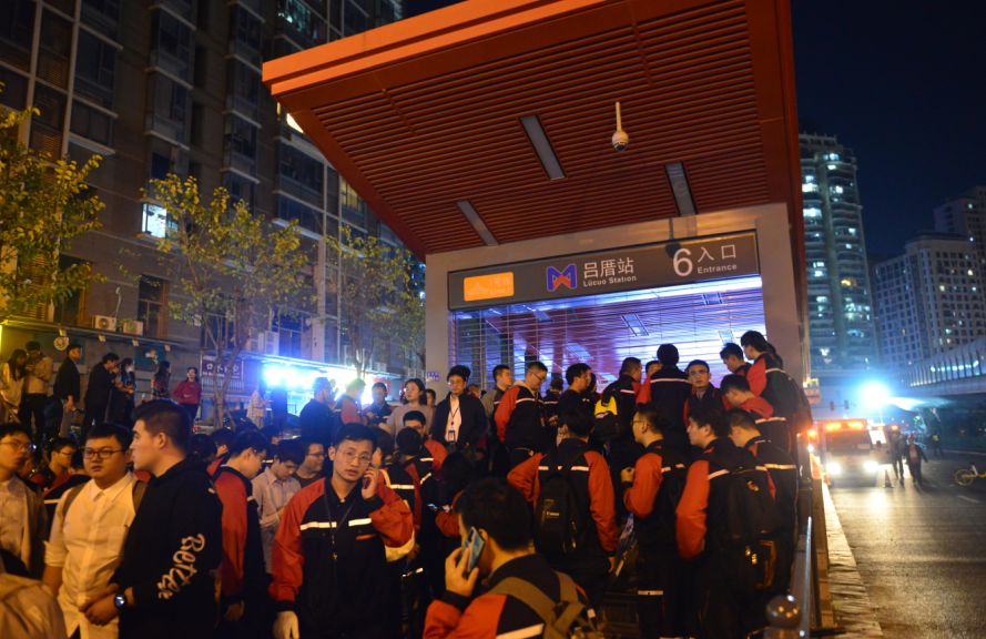 厦门城区发生地陷现场图曝光多人被困 厦门地铁吕厝路口路面塌陷原因最新消息 水管破裂地铁站被淹