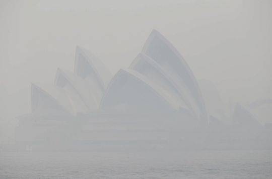  烟雾笼罩下的悉尼歌剧院