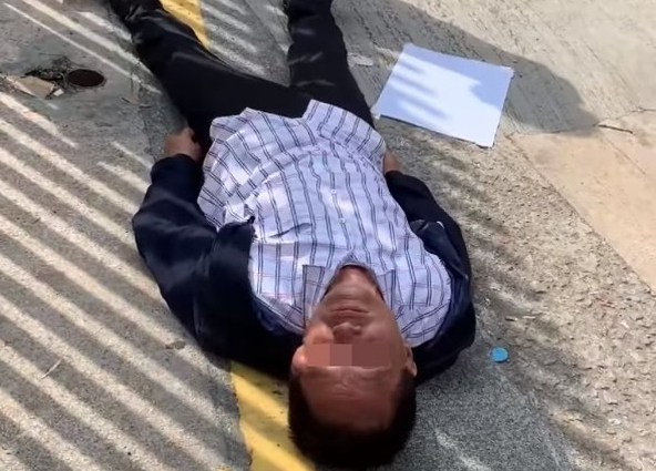 七旬清洁工被击中后受伤倒地。(图源:东网)