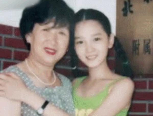 王子文儿时虽是短发却不“假小子”，更被马景涛前妻的童年照美哭