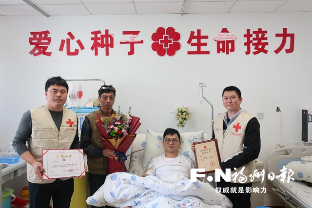 昨日上午,在父亲、志愿者陪伴下,俞治华完成造血干细胞捐献。