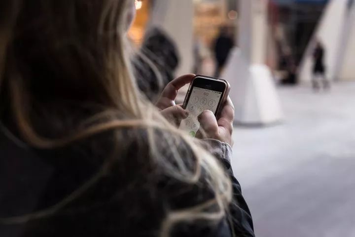 不想接任何人的电话