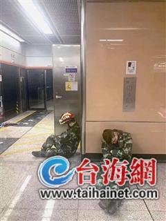 ▲抢修人员通宵作业累得就地休息(网络图)