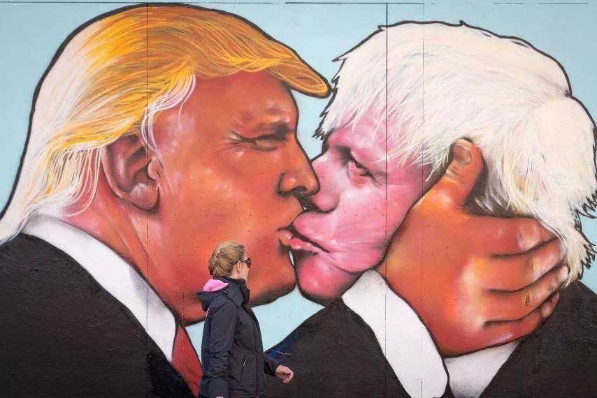  英国街头的特朗普、约翰逊恶搞漫画