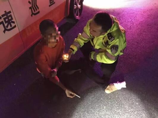 男子半夜在高速行走身上还带血 过往司机冒出冷