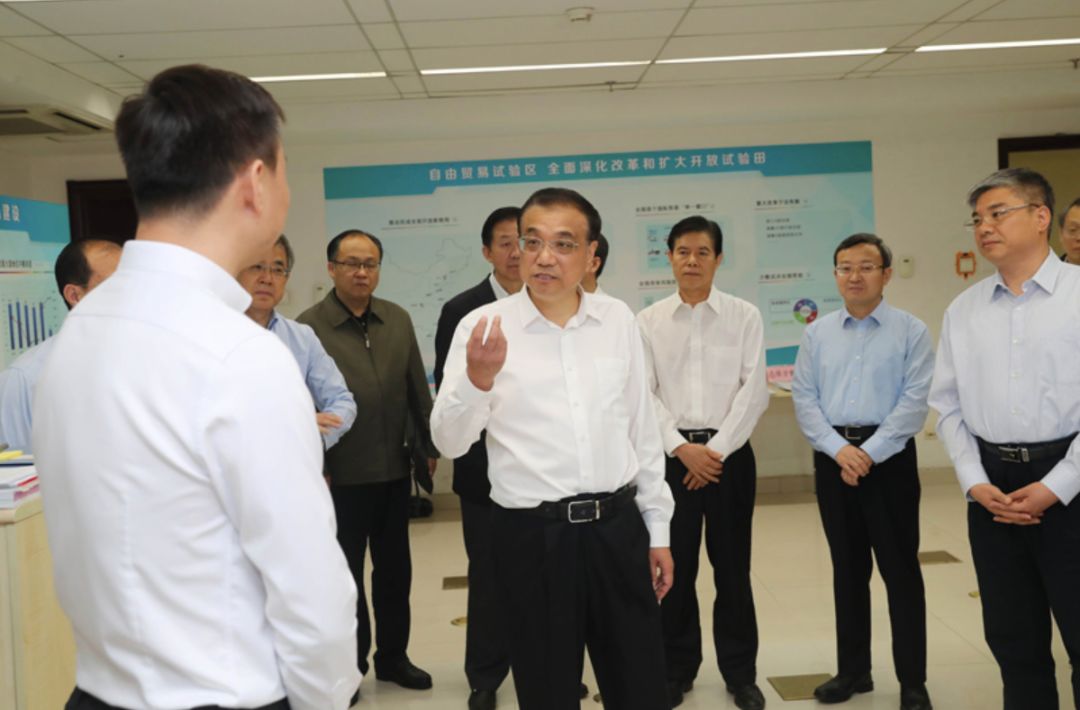 图为2018年5月21日,李克强总理考察商务部