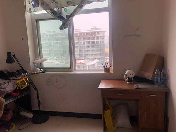 小欢略显简陋的卧室,她就是在这里写下遗书,从窗口跳楼。 本文图片均由澎湃新闻记者 庄岸 摄