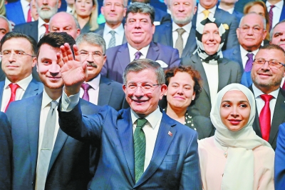12月13日，达武特奥卢（前）在土耳其安卡拉出席新政党成立大会。