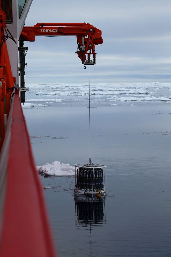  资料图片：12月3日至12月7日，中国第36次南极考察队在南大洋普里兹湾进行多学科科考作业。（新华社）