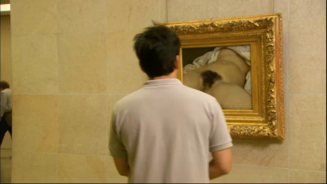 《夜与日》中,男主角在巴黎奥塞美术馆观看库尔贝的名画《世界的起源