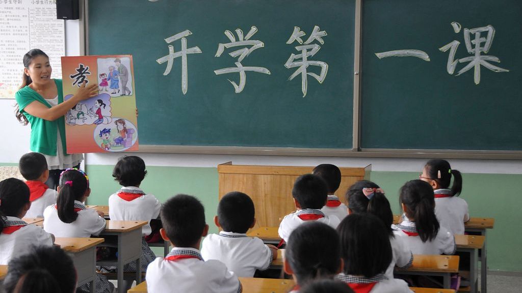  ▲让教师安心、静心、舒心从教，不是小事，为教师减负也不应该打折扣。资料图。图片来源：新京报网