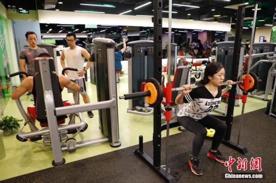 资料图：上海民众在健身房锻炼身体。随着上海首家24小时“不打烊”百姓健身房的开业，夜间健身越来越受到市民的青睐。 中新社记者 殷立勤 摄