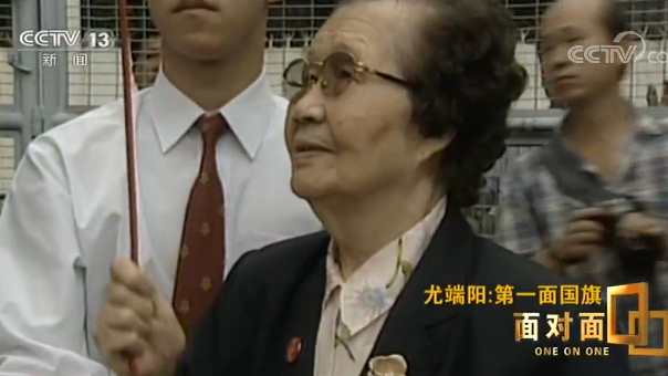 连夜买布缝制 澳门第一面五星红旗是怎样升起来