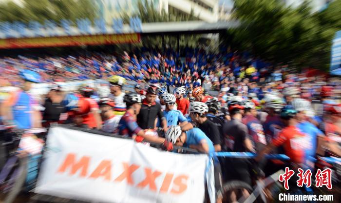 “玛吉斯杯”自行车年度总决赛千人同场竞技