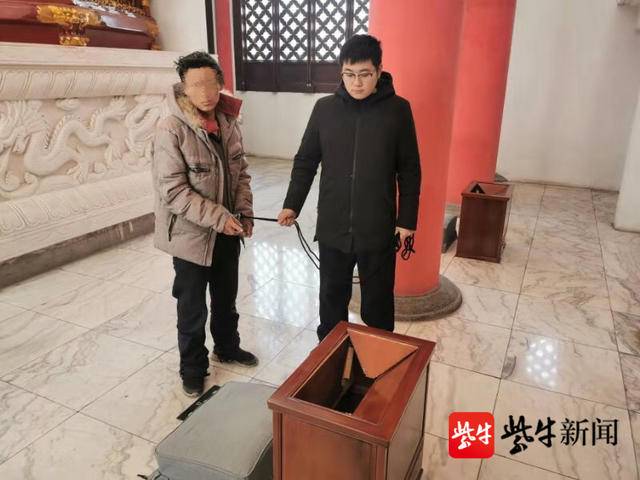 犯罪嫌疑人席某指认盗窃现场。邵萱 摄