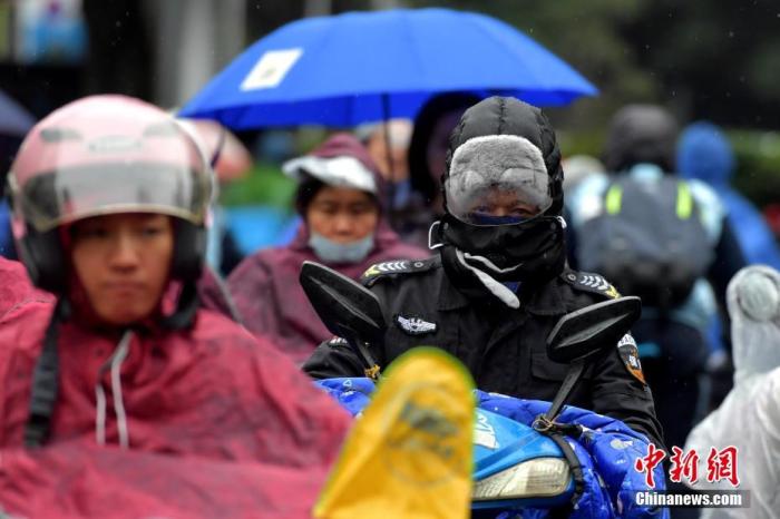  資料圖：12月5日，福州一位出行的市民將自己包裹得嚴(yán)嚴(yán)實實。張斌 攝