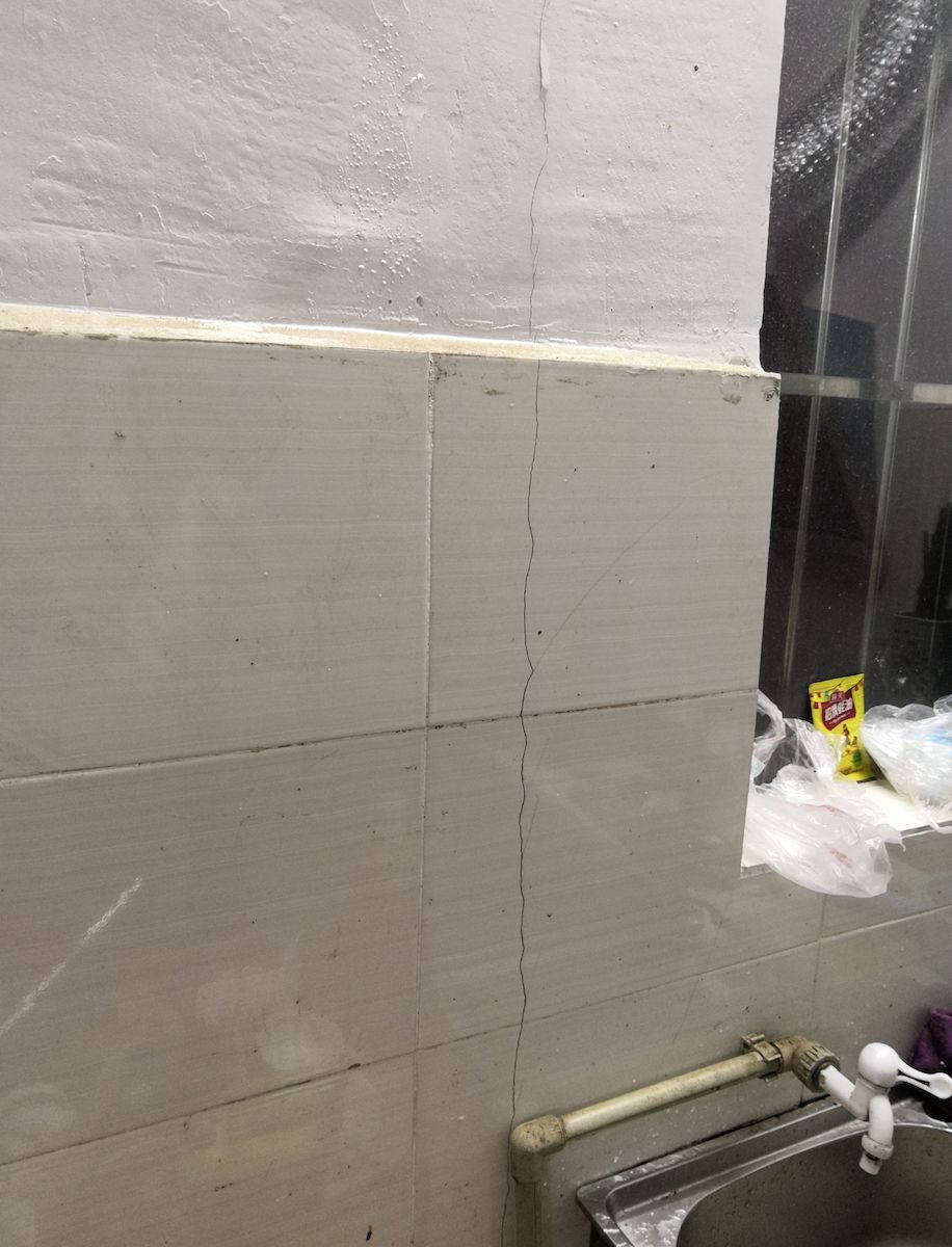 广西三江易地扶贫安置房被指质量低劣：地面悬