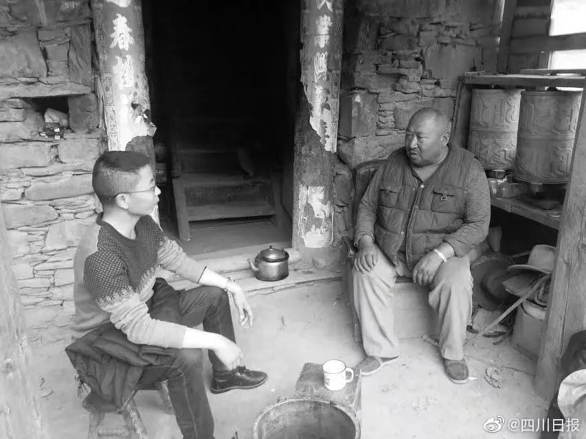  李軍（左）生前工作照 馬爾康市沙爾宗鎮(zhèn)供圖