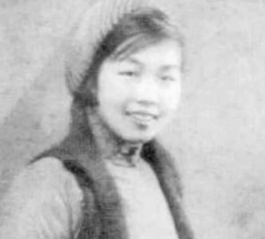 连夜买布缝制 澳门第一面五星红旗是怎样升起来