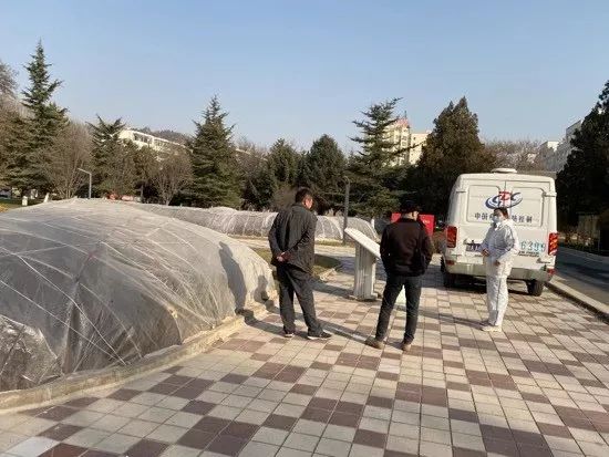 12月9日，兽研所内，疾控中心的工作人员正在巡视。新京报记者庞礴 摄