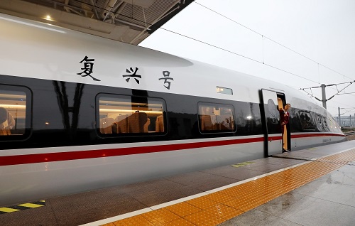 在上海虹桥站，G16次“复兴号”高铁列车开车前，乘务员在17号车车门处检视站台。 新华社发