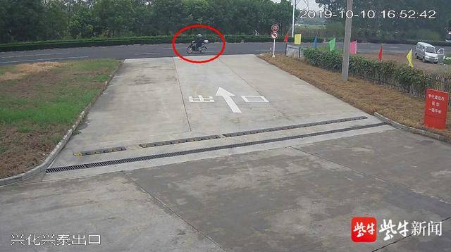 面包车失控撞死两人 逆行摩托车手被判主责
