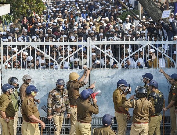  警察封锁校园大门。图片来源：《今日印度》