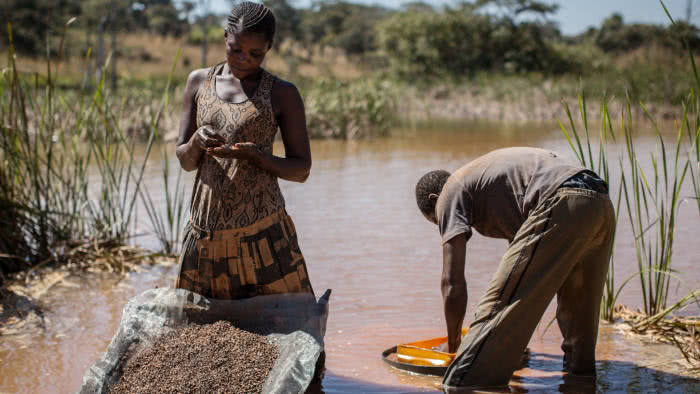 刚果金工人徒手分离钴矿 图自 法新社