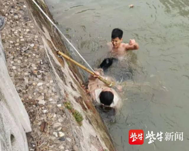 女子散步不慎跌落大运河 快递小哥脱衣冰水中救