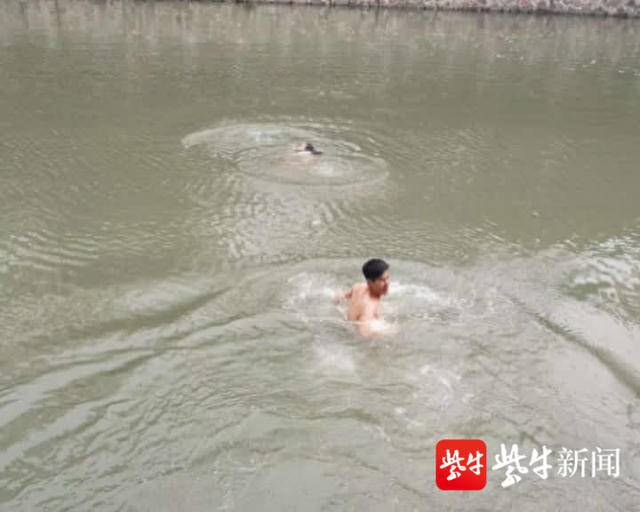 女子散步不慎跌落大运河 快递小哥脱衣冰水中救